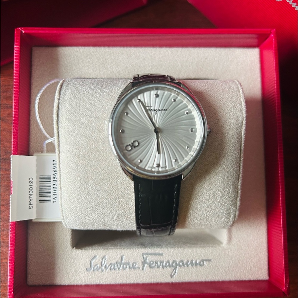 NEW Ferragamo Cuir Stainless Steel & Leather-Strap
Watch